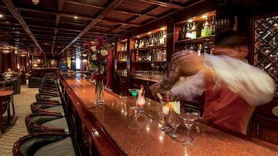 Bartender making cocktails at Hotel Plaza San Francisco