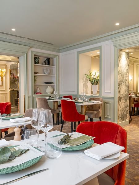 Intérieur du restaurant Le Céladon, avec ses tables et ses chaises, à l'Hôtel Westminster - Paris.