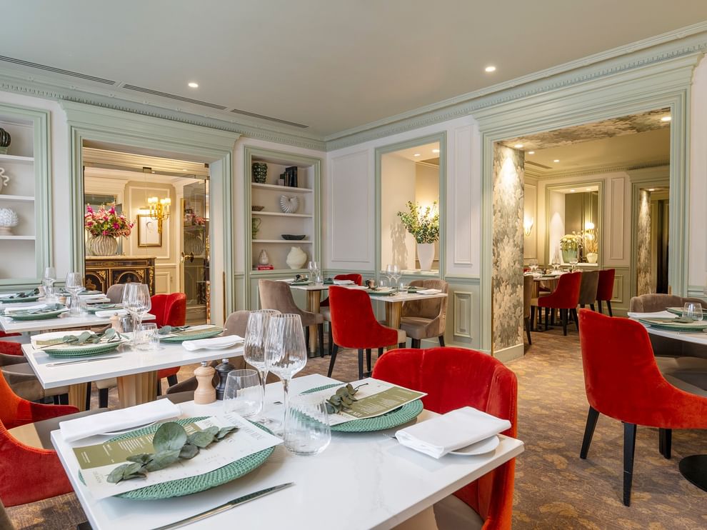 Intérieur du restaurant Le Céladon, avec ses tables et ses chaises, à l'Hôtel Westminster - Paris.