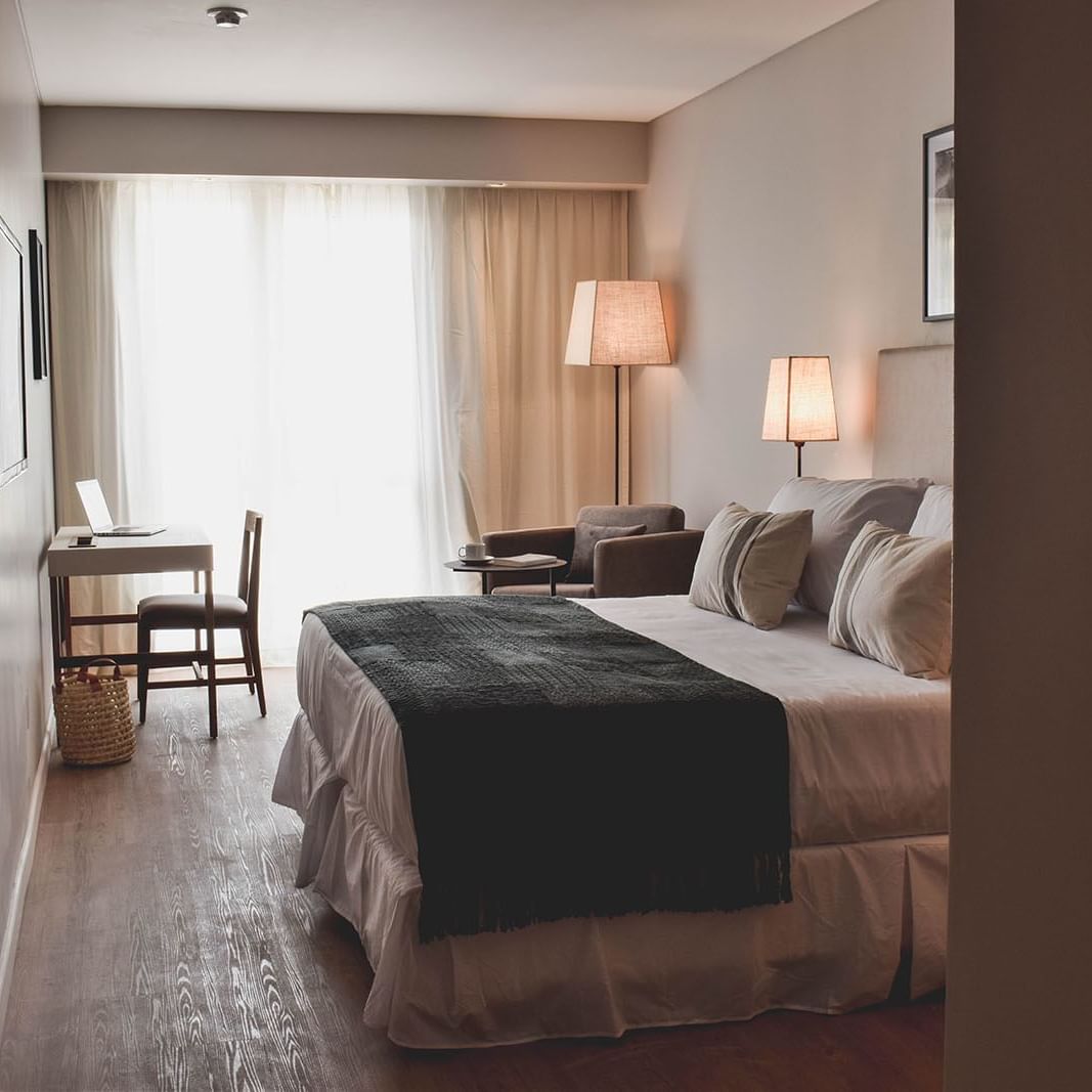 Bedroom arrangement in a room at Cyan Soho Neuquen Hotel
