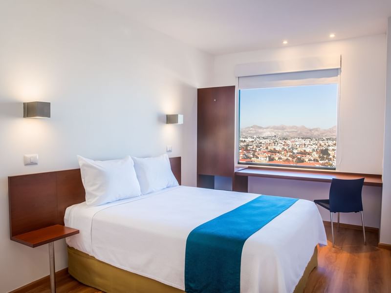 Interior de la habitación accesible con vistas a la ciudad en One Hotels