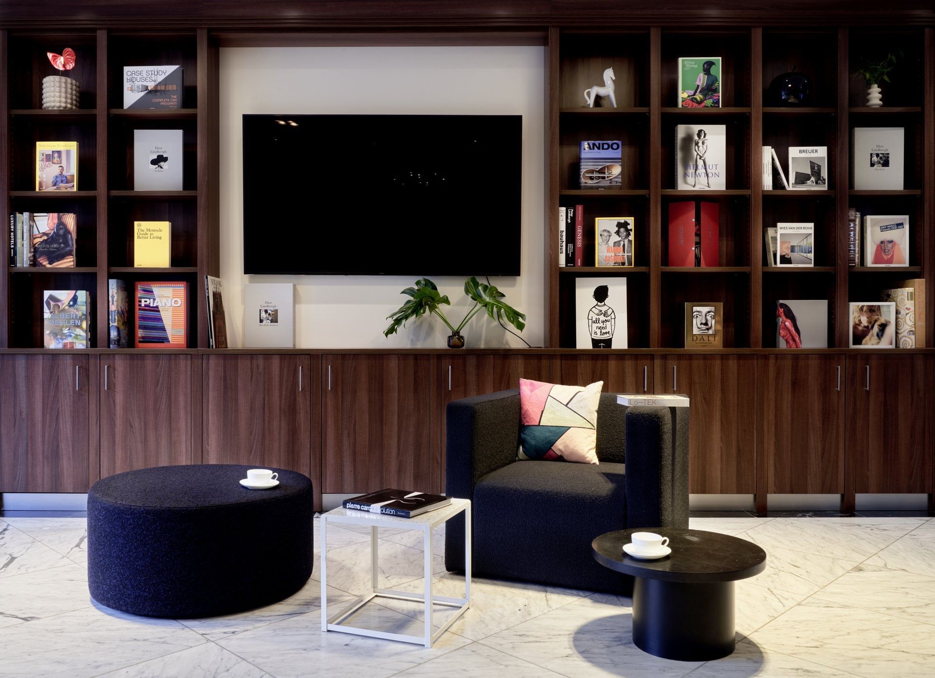 A Lounge area with a TV at Flemings Selection Hotel Frankfurt