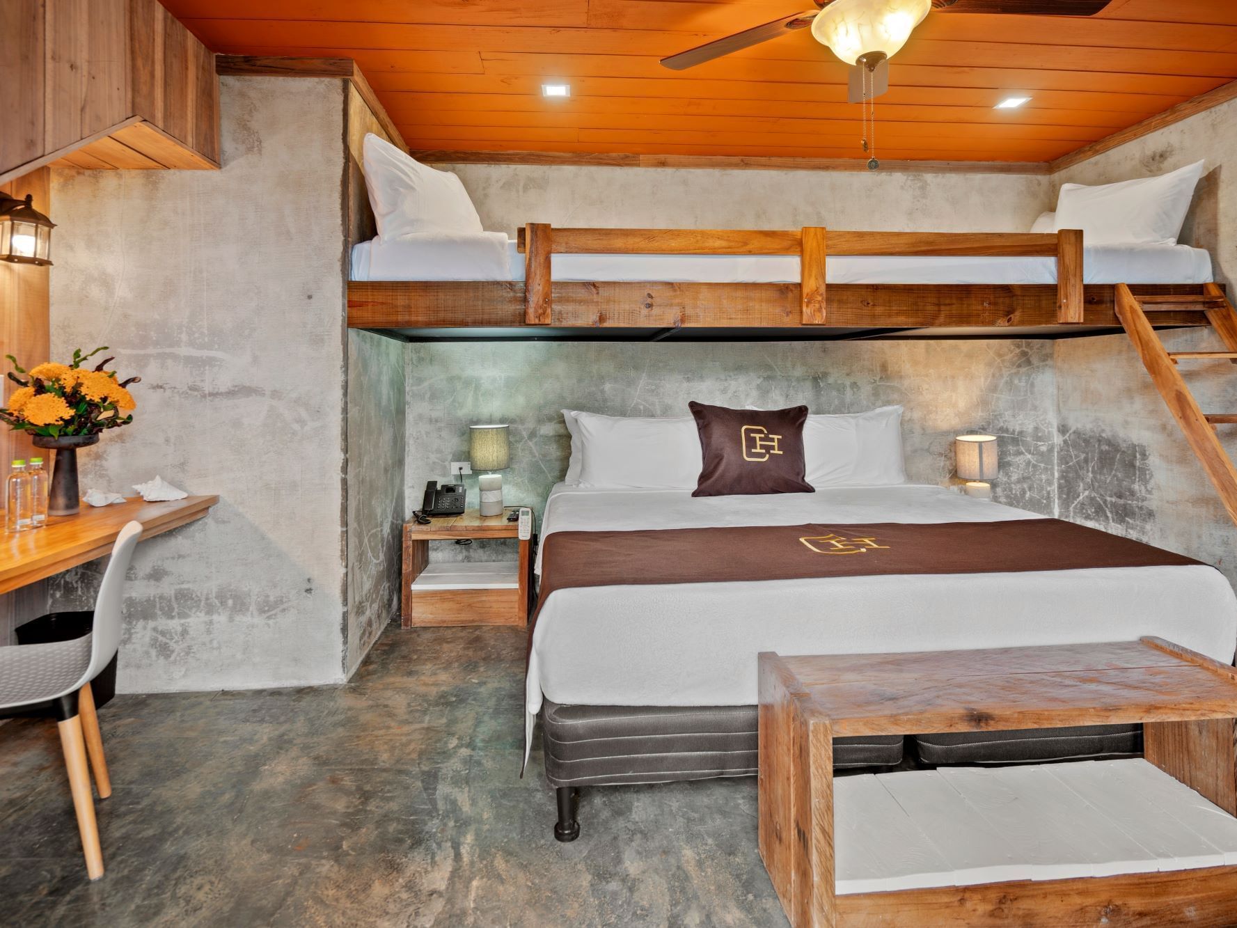 Habitación Alfa con litera y cama grande en Central Hotel Bocas Del Toro en Valle de Agua.
