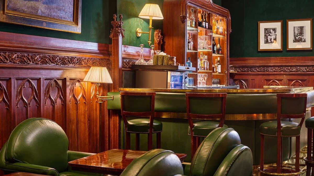 Interior view of Duke's Bar at Westminster Warwick Paris
