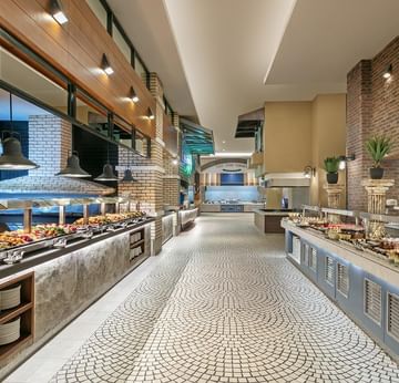 Titanic Deluxe Golf Belek Ana Restoran – İç Mekânda Zengin Açık Büfe Deneyimi