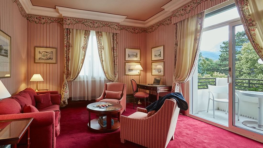 Salon et balcon Suite Junior rouge.