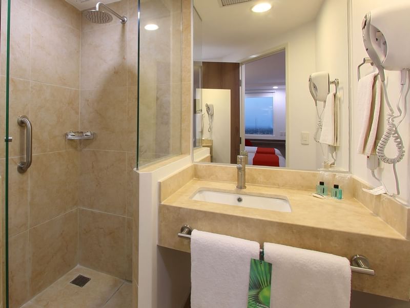 Baño con espejo y lavabo en One Hotels