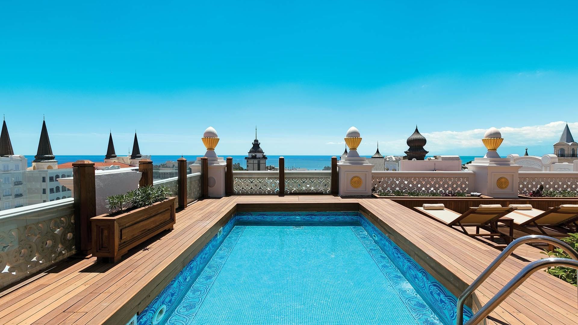 Titanic Mardan Palace'daki King Suite'den güneşli bir günde denize bakan açık havuz alanı