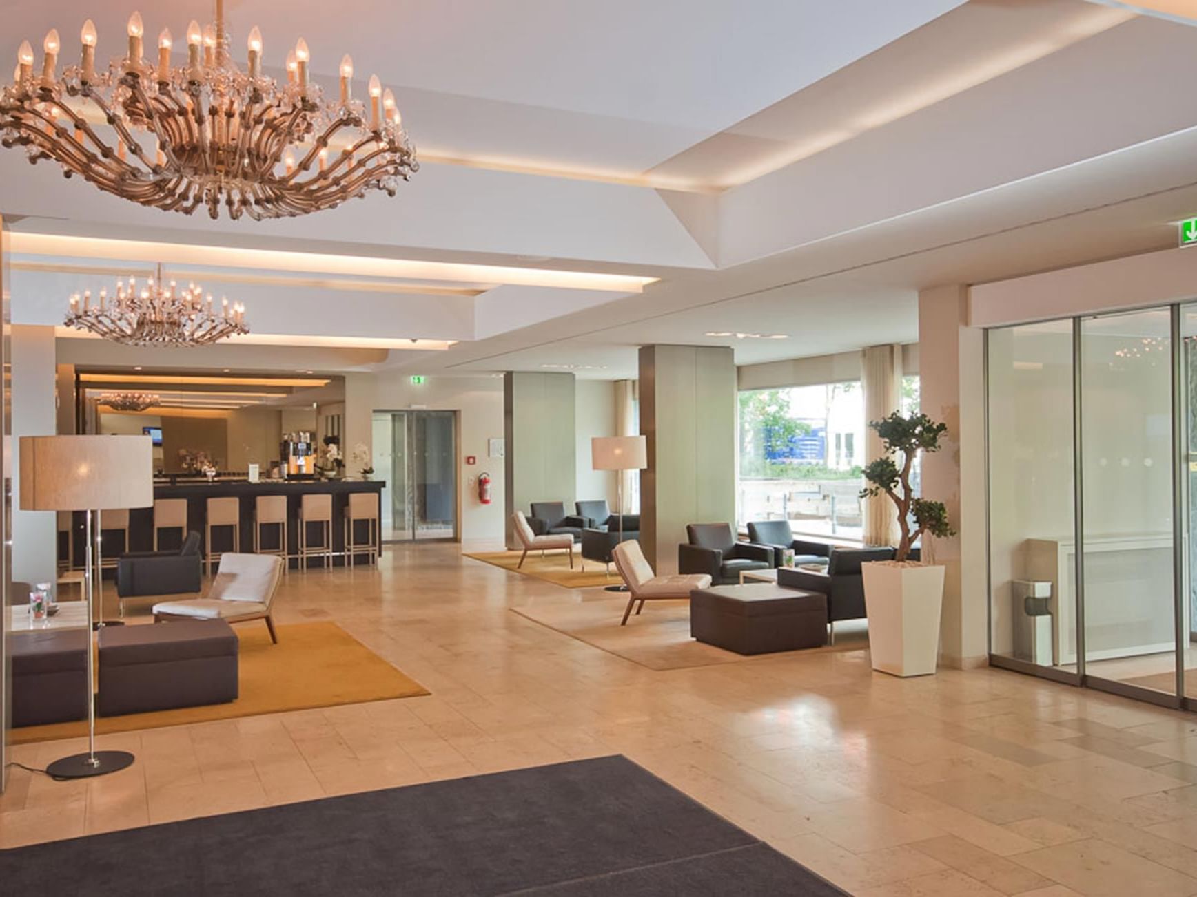 Hotel Sylter Hof Berlin’s inviting lobby with modern interior design and bar area