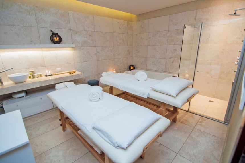 Close-up de camas de massagem para casais no Ysyry Spa no Panoramic Grand