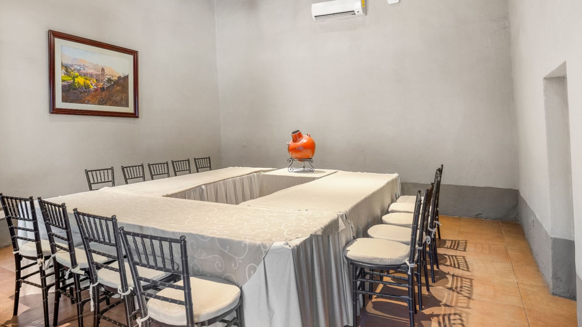 Mesa larga y sillas en sala de eventos 20 de Noviembre en Quinta Real Puebla Heroica Puebla de Zaragoza.