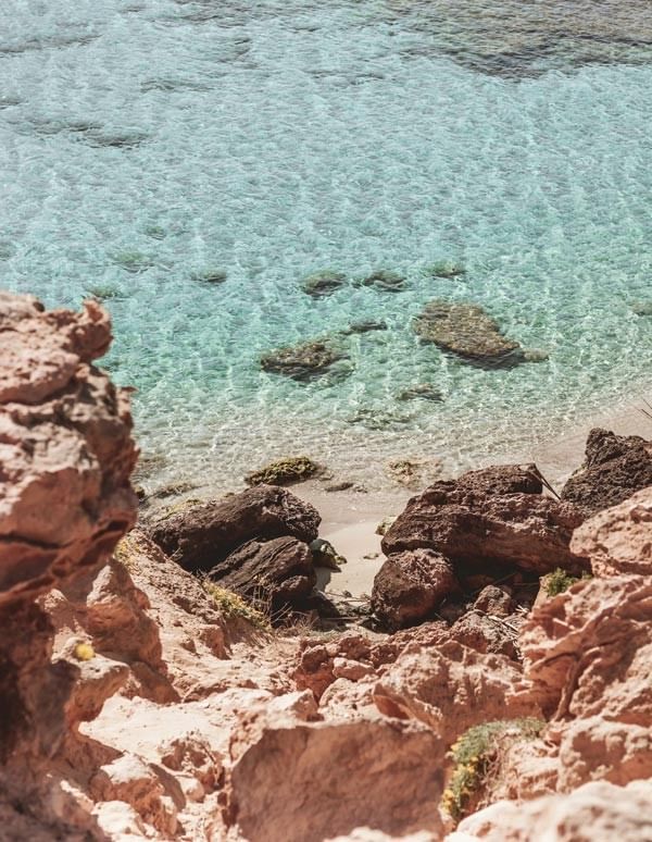 Vue panoramique de la plage rocheuse et de la mer turquoise chez Ibiza Gran Hotel
