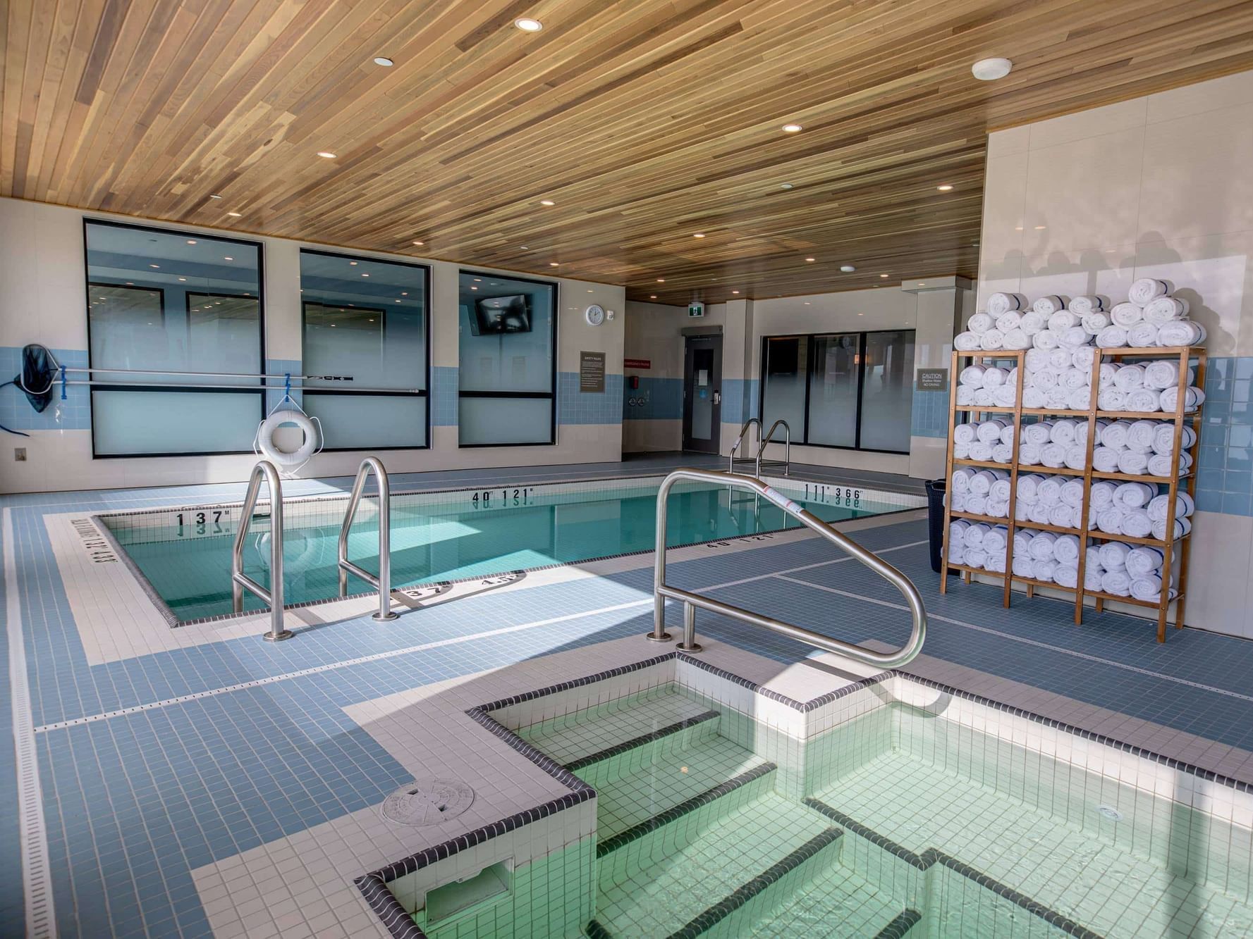 Indoor pool Sandman Signature Saskatoon South Hotel