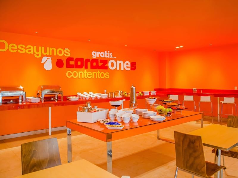 Zona de desayuno Buffet en sala de desayunos de One Hotels