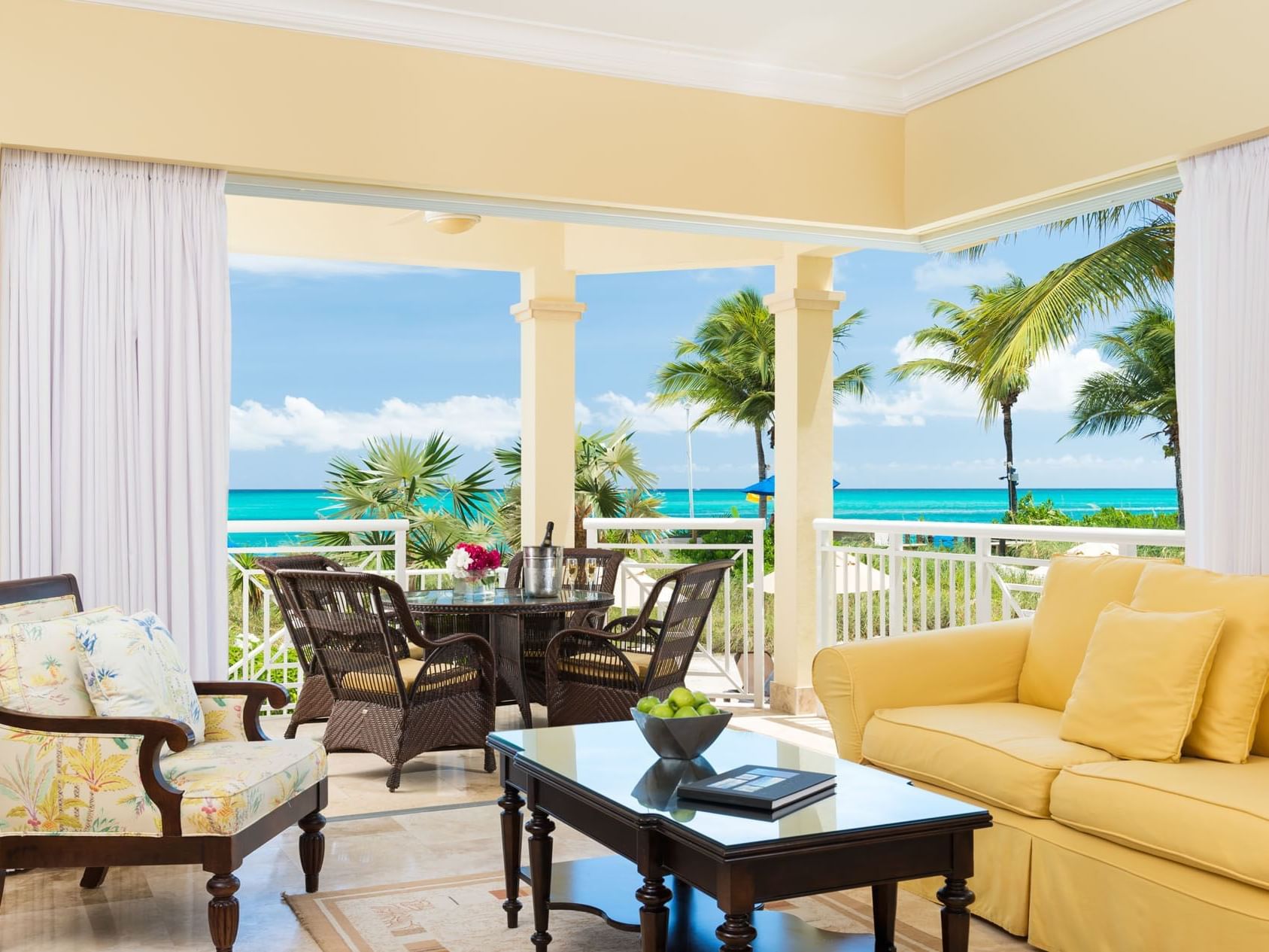 Living room of 1 Bedroom Oceanfront at Windsong Resort On The Reef