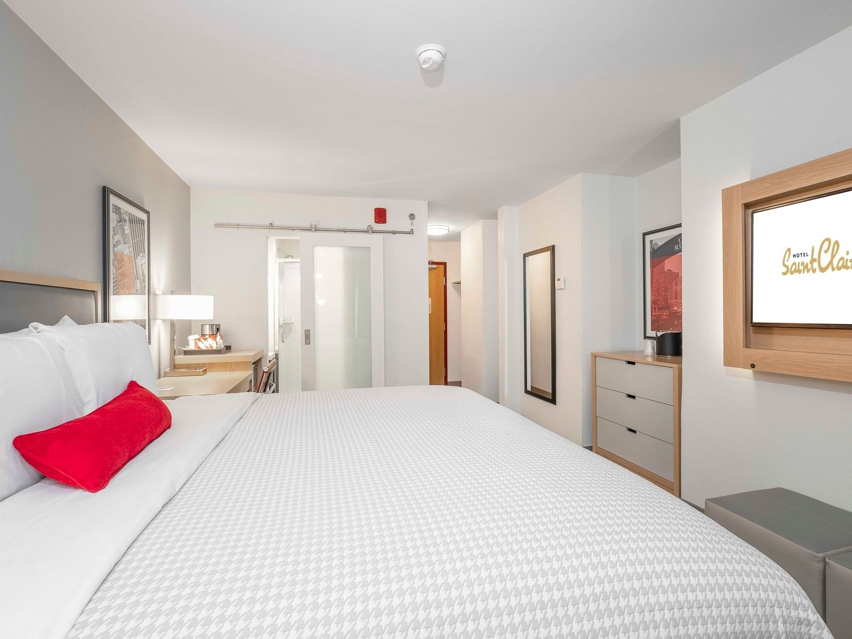 Interior view of King Suite Room with a TV at Hotel Saint Clair
