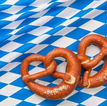 Nahaufnahme von Brezeln, die in einem Restaurant in der Nähe des Sylter Hof Hotel in Berlin serviert werden