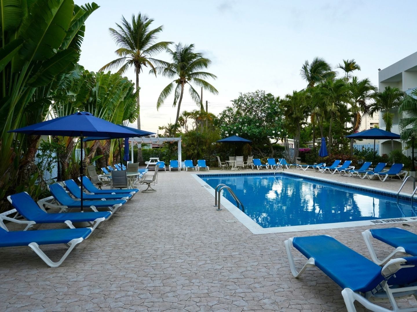 Exterior Time Out Hotel Barbados (3)