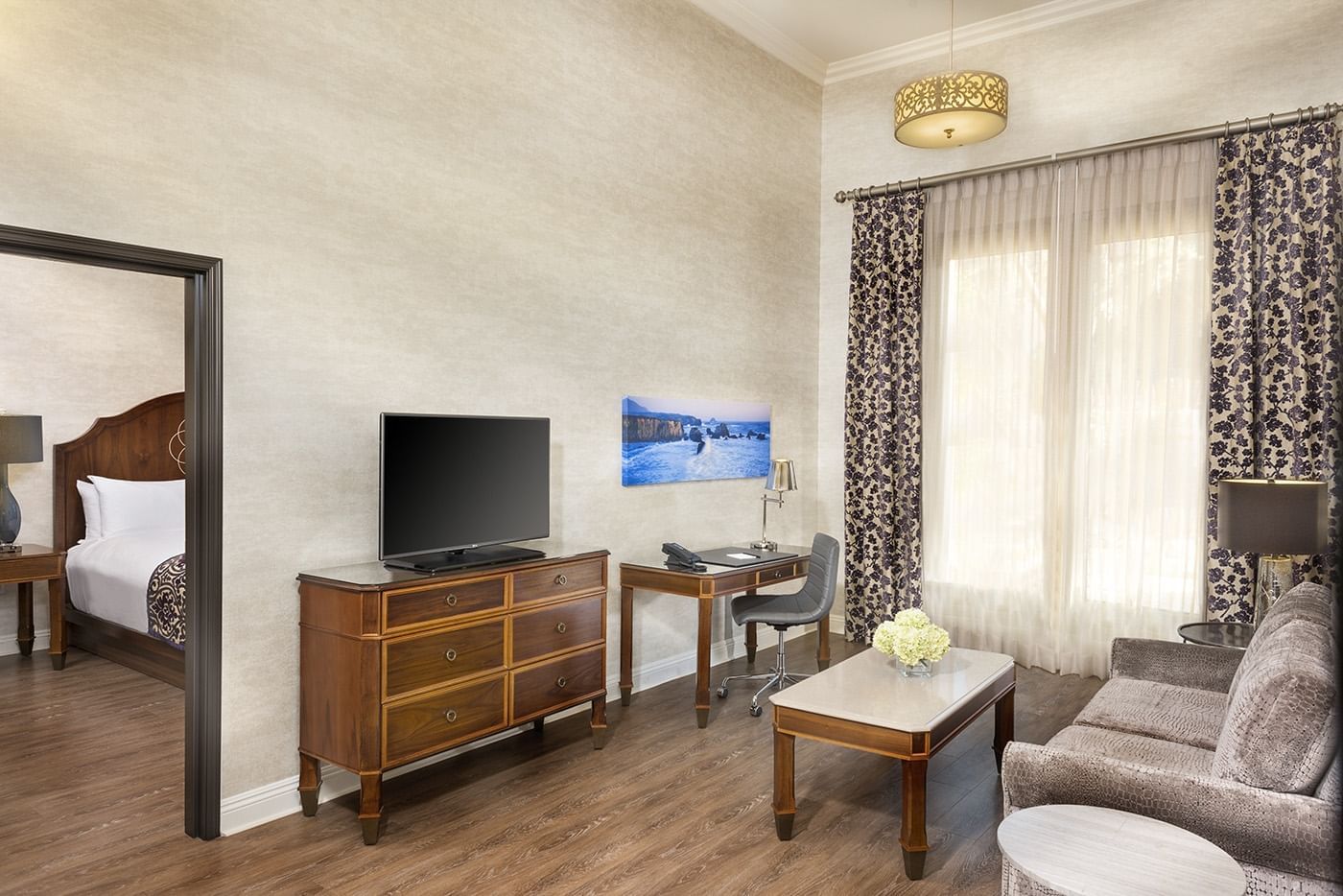 Lorem ipsum King room with a living room at Allegretto Vineyard Resort