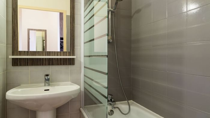 Interior of a bathroom at Hotel L'acropole 