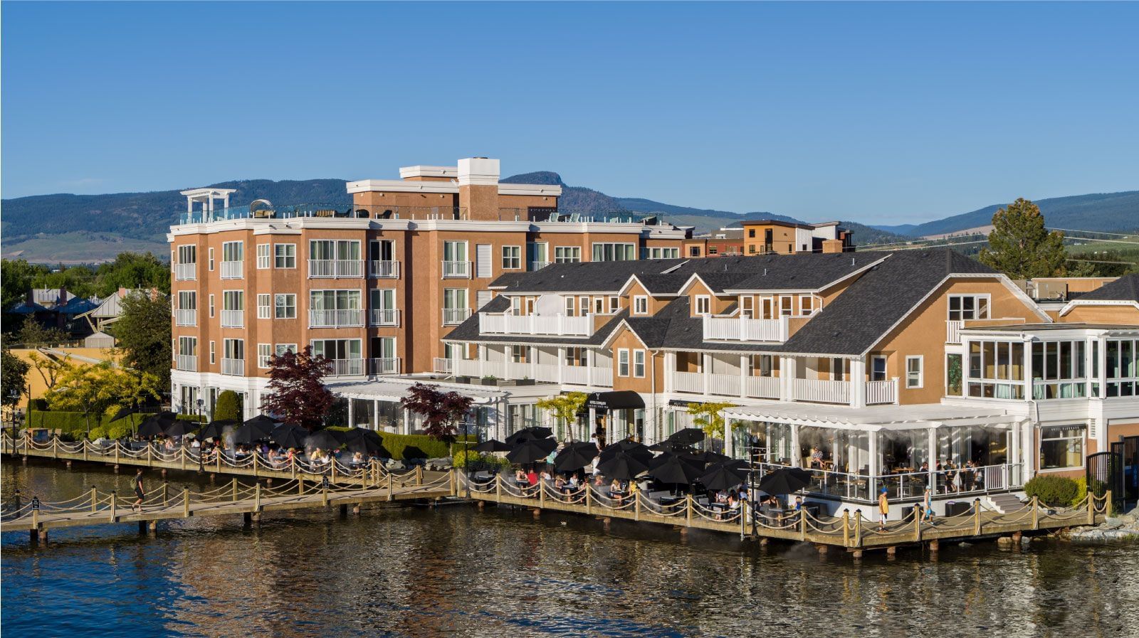 Exterior photo of Hotel Eldorado on the lake.