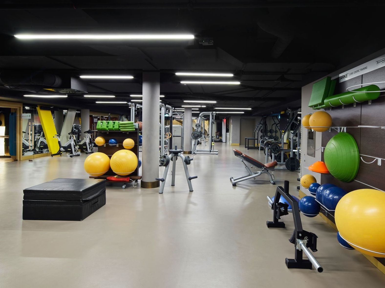 Modernes Fitnessstudio mit vielfältigen Geräten und farbigen Trainingsbällen – Titanic Chaussee Berlin.