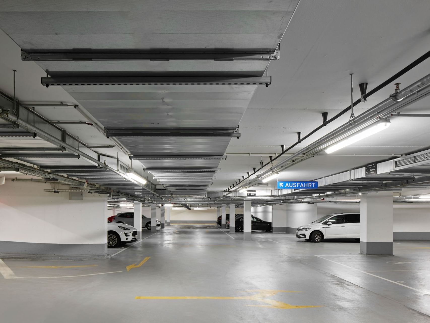 Geräumiger Parkplatz mit mehreren geparkten Fahrzeugen am Titanic Chaussee Berlin.