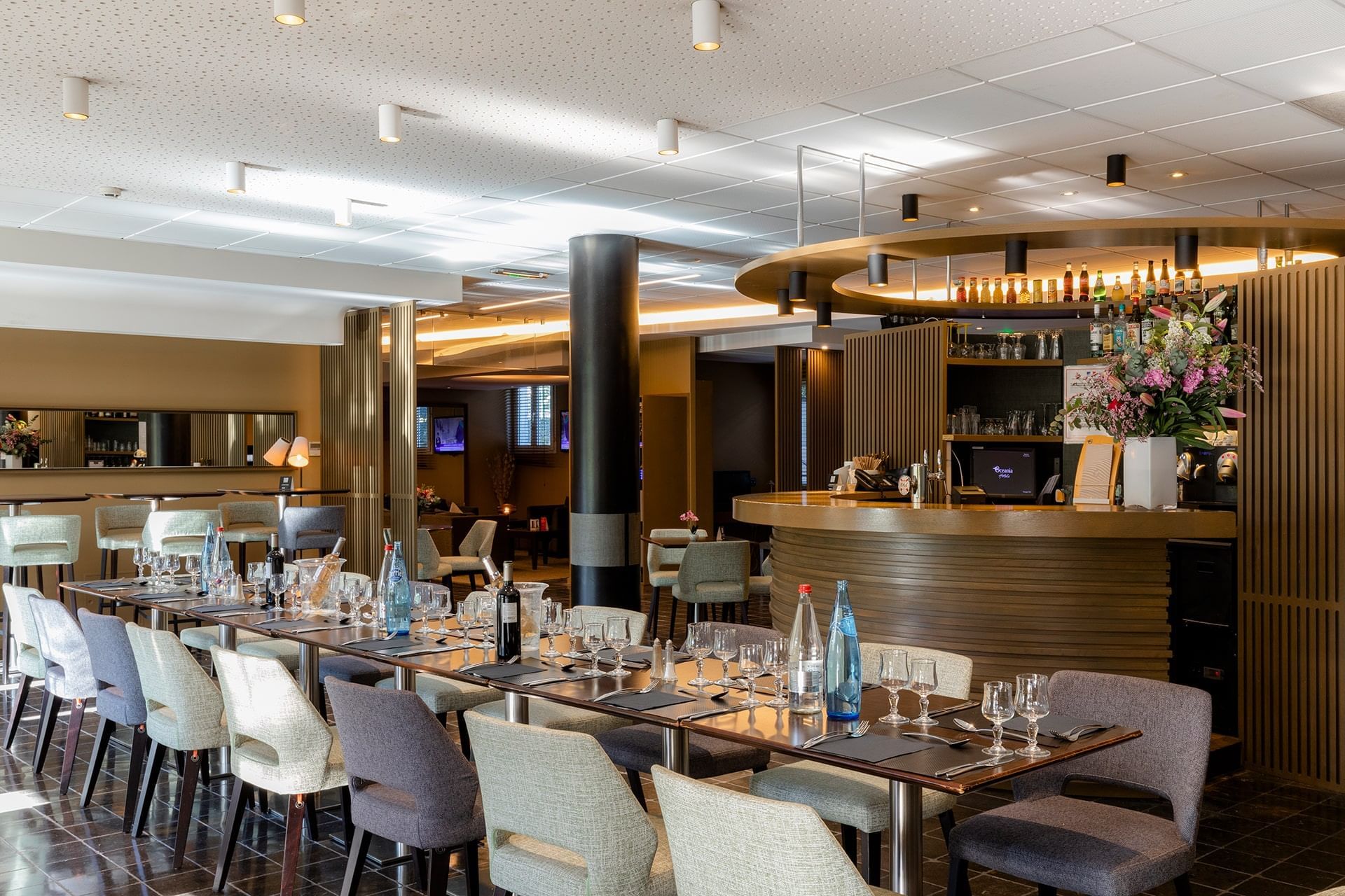 Longue table à manger dans un bar à l'Escale Oceania Aix-en-Provence