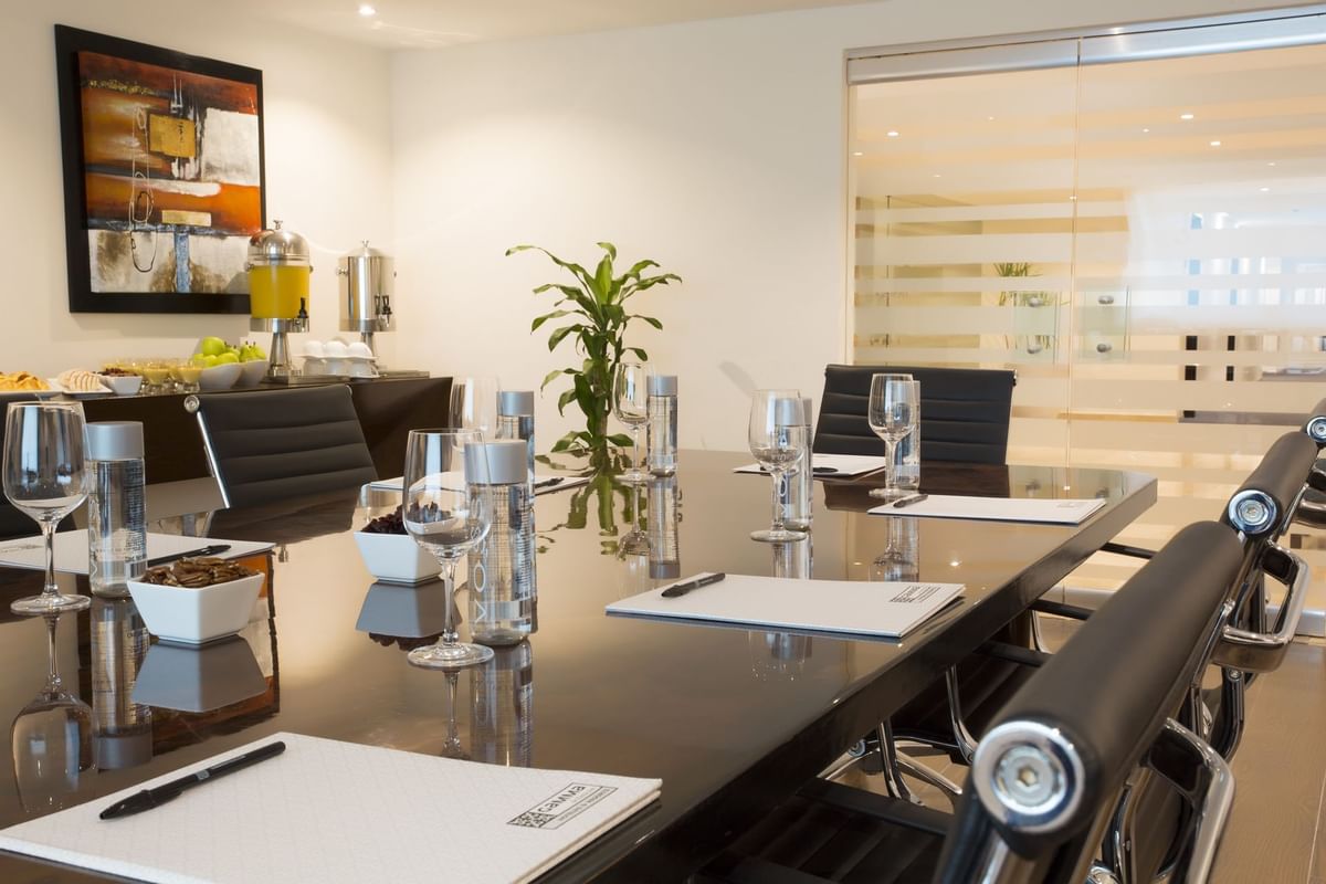 Una mesa de conferencias en una Sala de Reuniones de Gamma Hotels