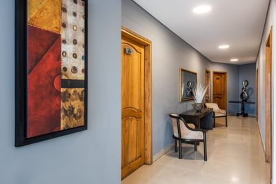 pasillo con cuadros elegante en egina medellin