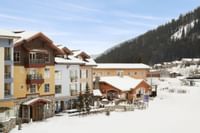 Coast Sundance Lodge - Exterior Proximity to Ski Lift