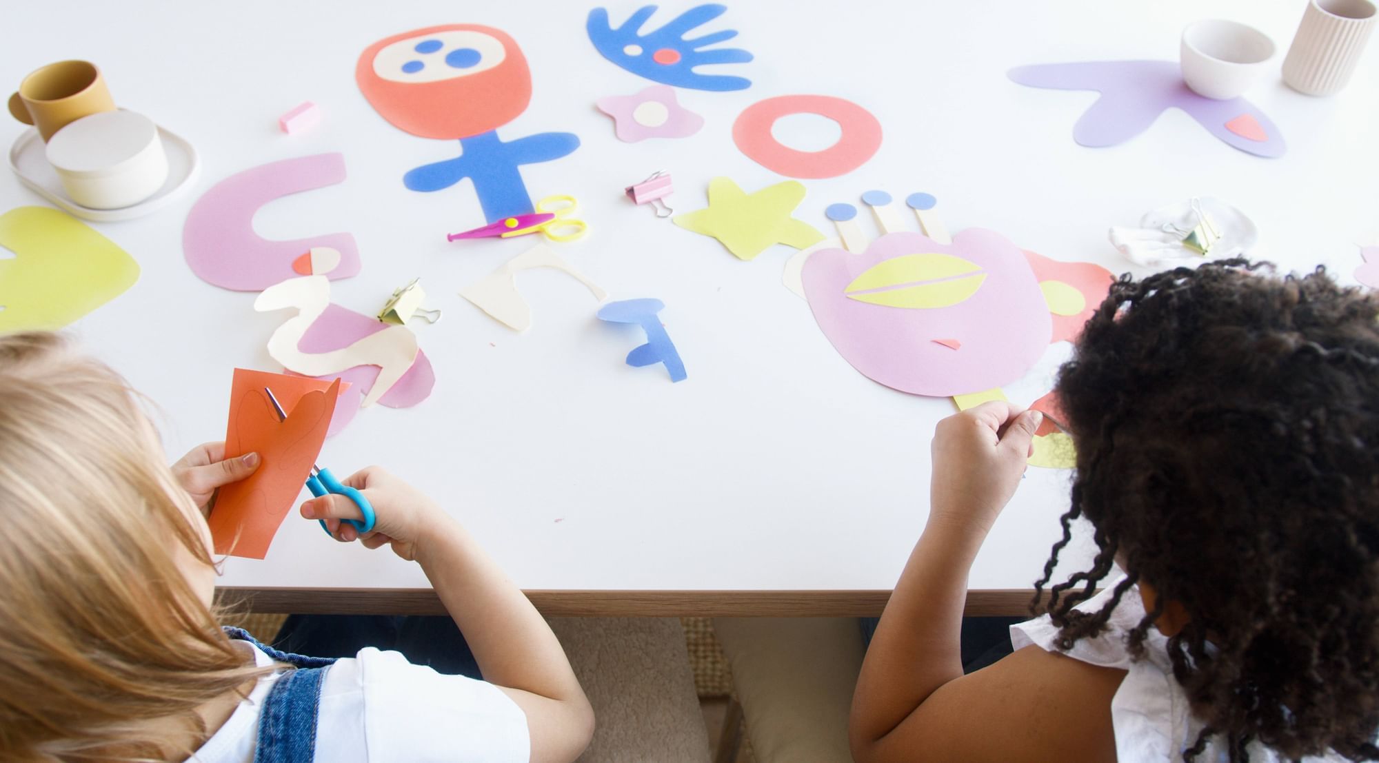 Two girls doing arts and crafts at Rosen Inn Universal