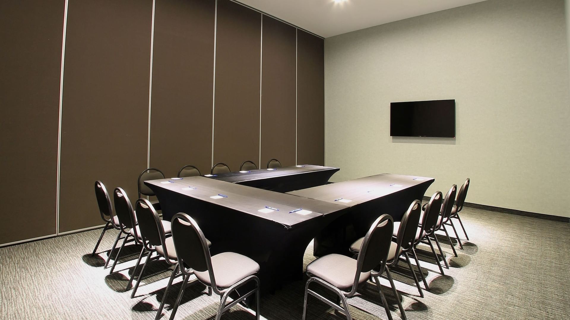 U shaped table setup & Tv in meeting room at One Cuautitlán