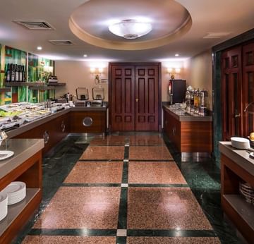 Titanic Comfort Şişli’deki Alesta Restaurant’ta, yemek alanıyla birlikte büfe tezgâhı.