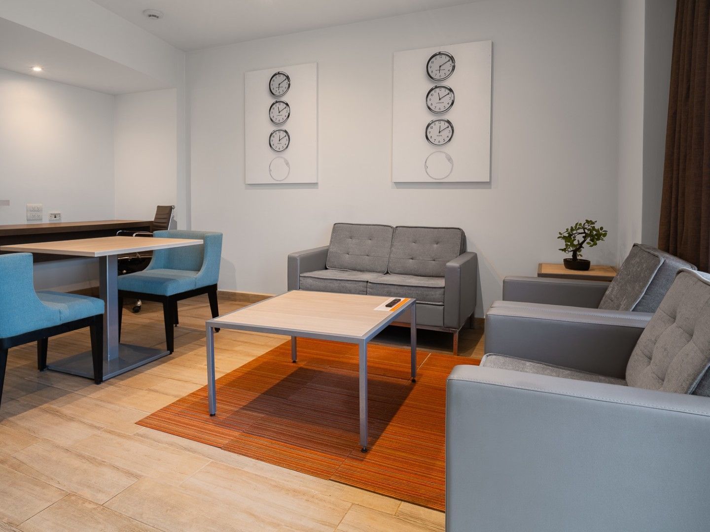 Interior elegante de Suite Ejecutiva King en Real Inn Perinorte, Tlalnepantla.