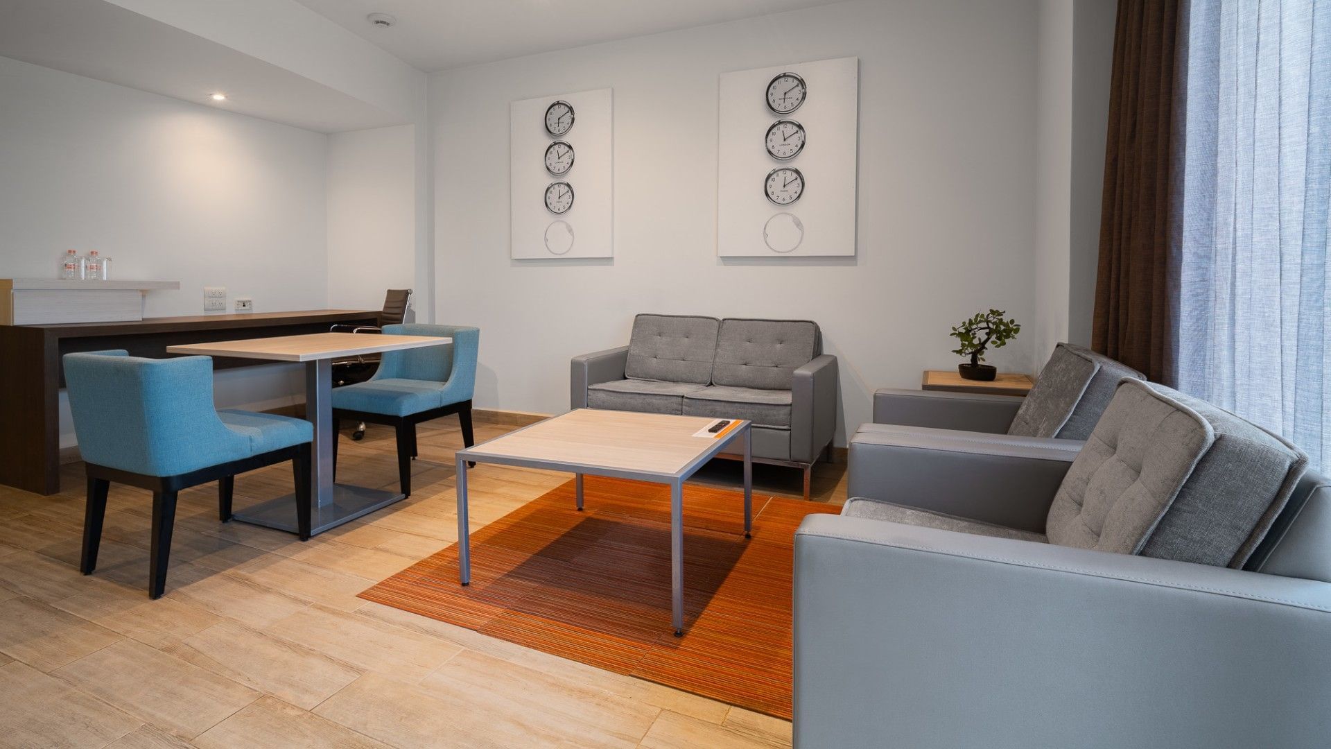 Interior elegante de Suite Ejecutiva King en Real Inn Perinorte, Tlalnepantla.