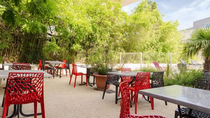 An Outdoor dining area at Le Clos des Tanneurs