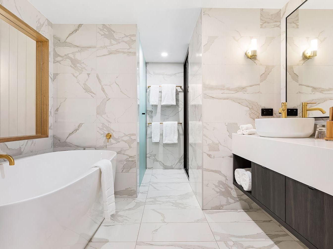 Bathtub and vanity in Vista Suite at Daydream Island Resort