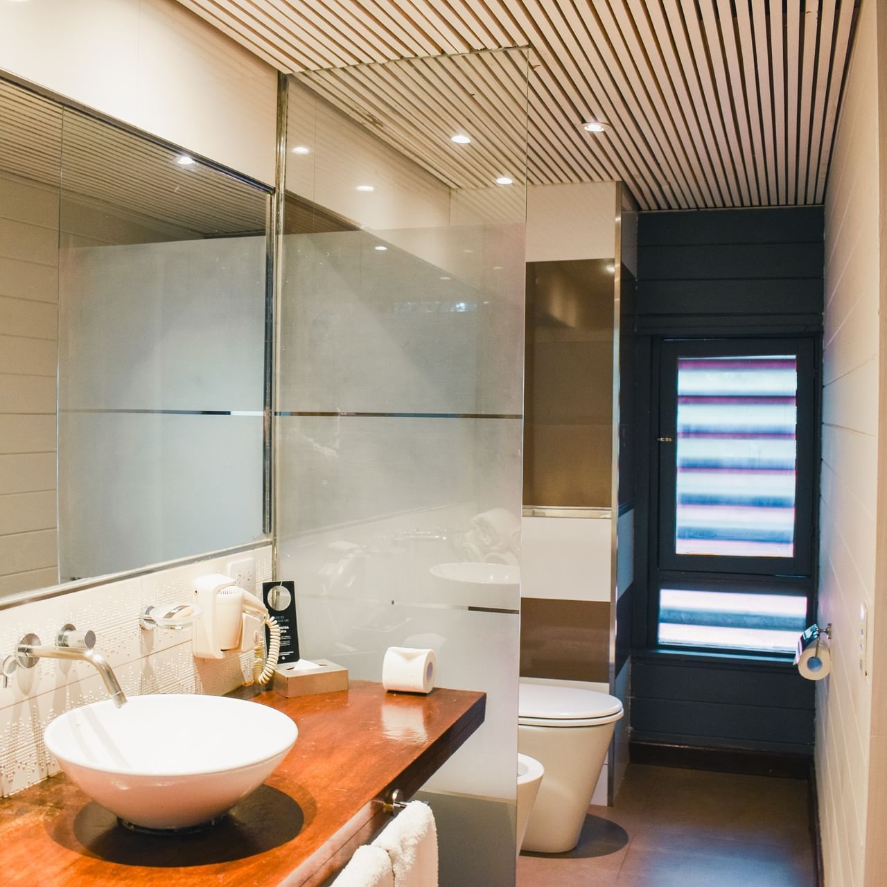 Bathroom vanity area in a room at La Cantera Lodge de Selva