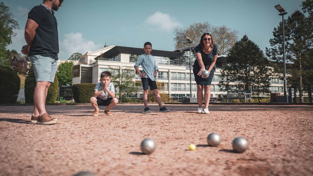 Terrain de pétanque dans le parc du Domaine.