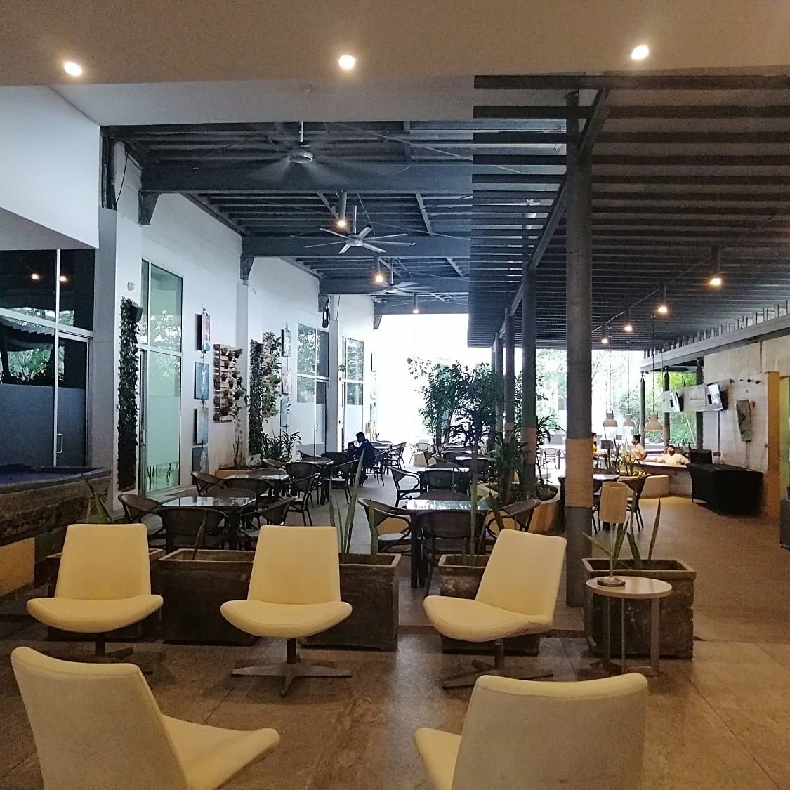 Interior of a dining area at Hotel CLC Mamonal Cartagena