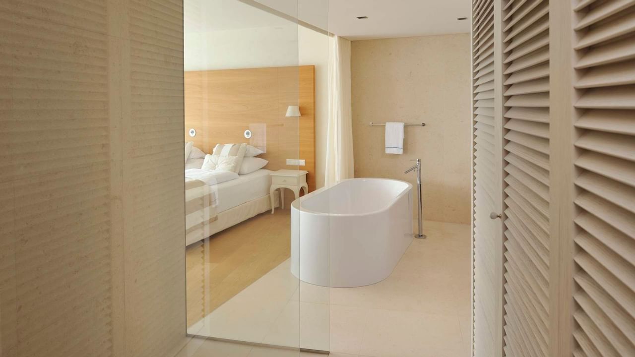 Senior Suite Sea Side, bed & bathtub at Falkensteiner Hotels