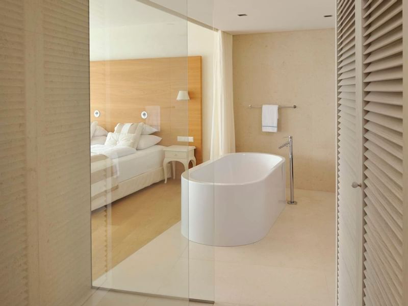 Senior Suite Sea Side, bed & bathtub at Falkensteiner Hotels