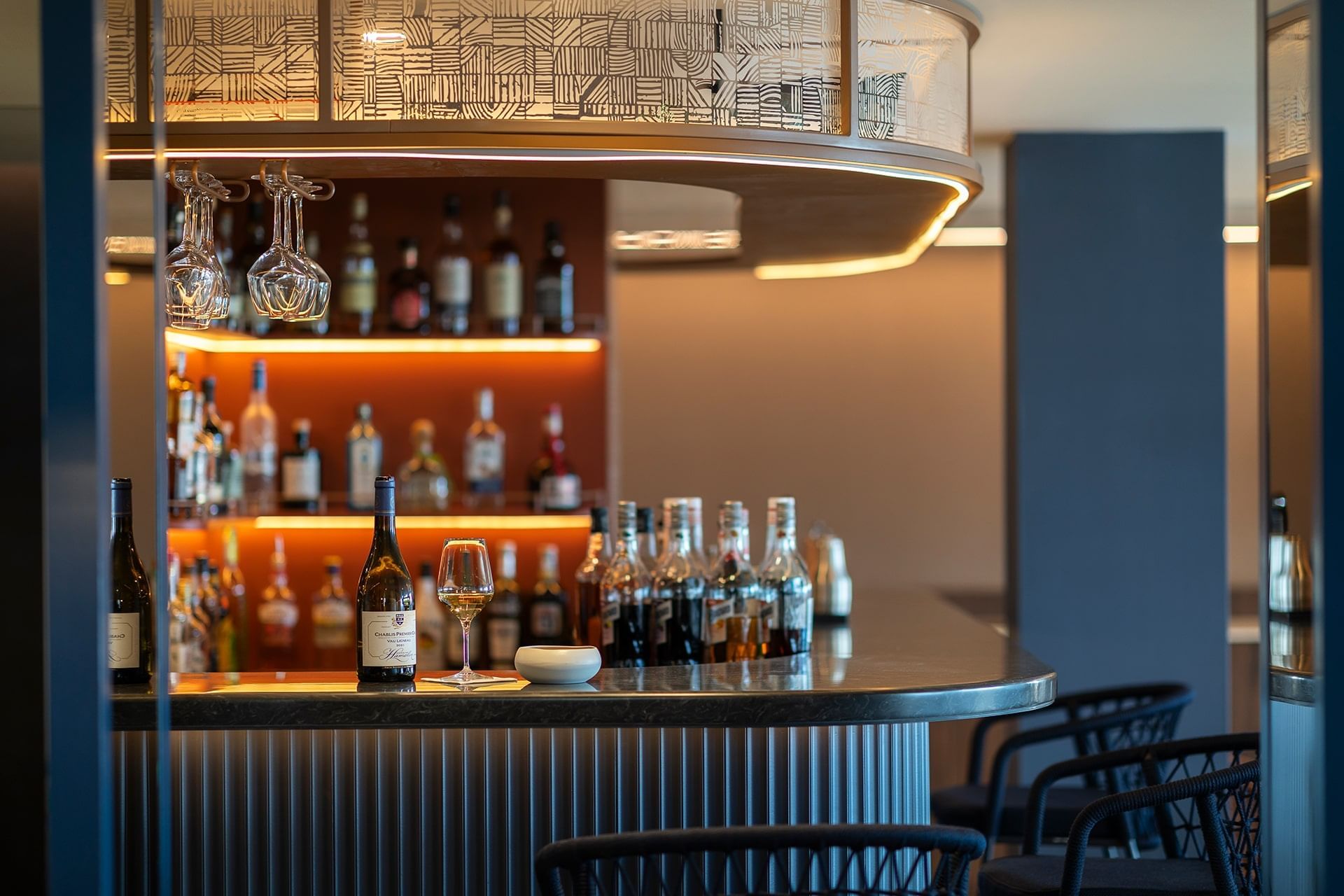 Intérieur et décoration d'un bar avec une variété de bouteilles à Oceania Saint-Malo