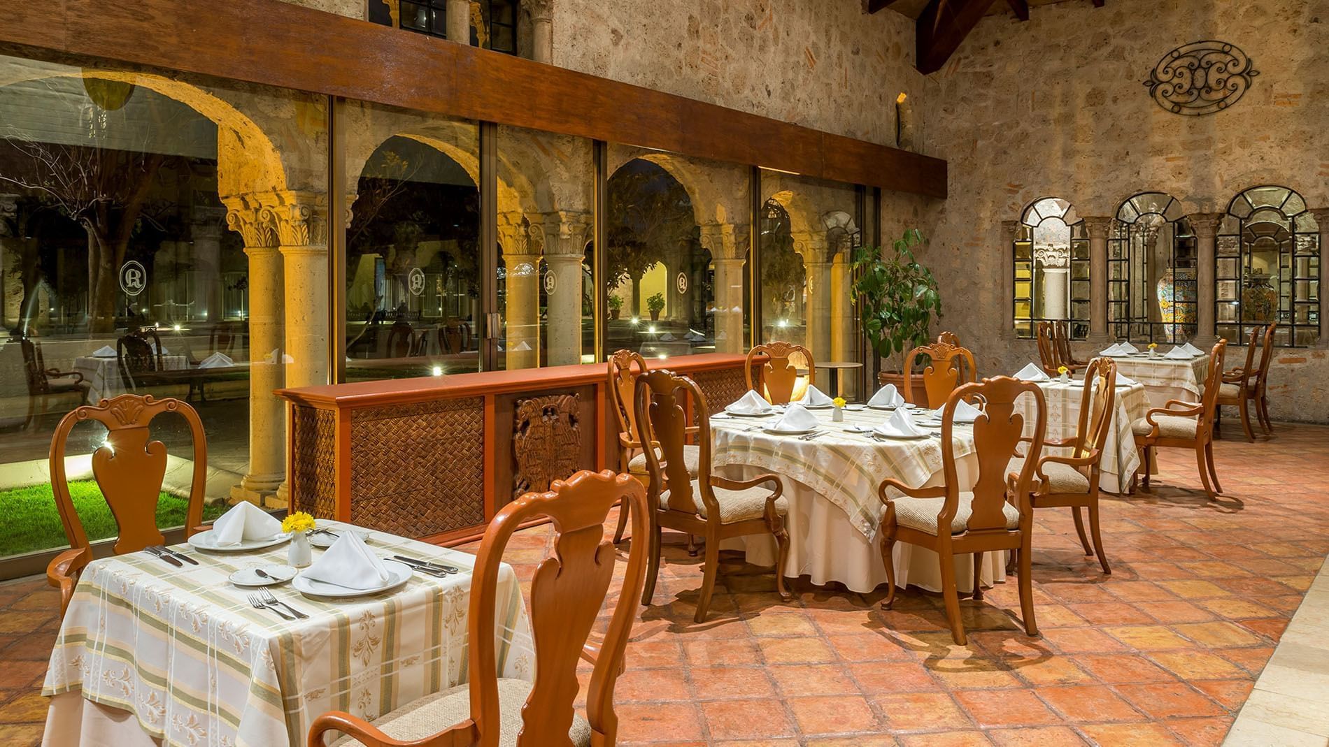 Los Murales restaurant with ornate murals and formal table settings at Quinta Real Aguascalientes