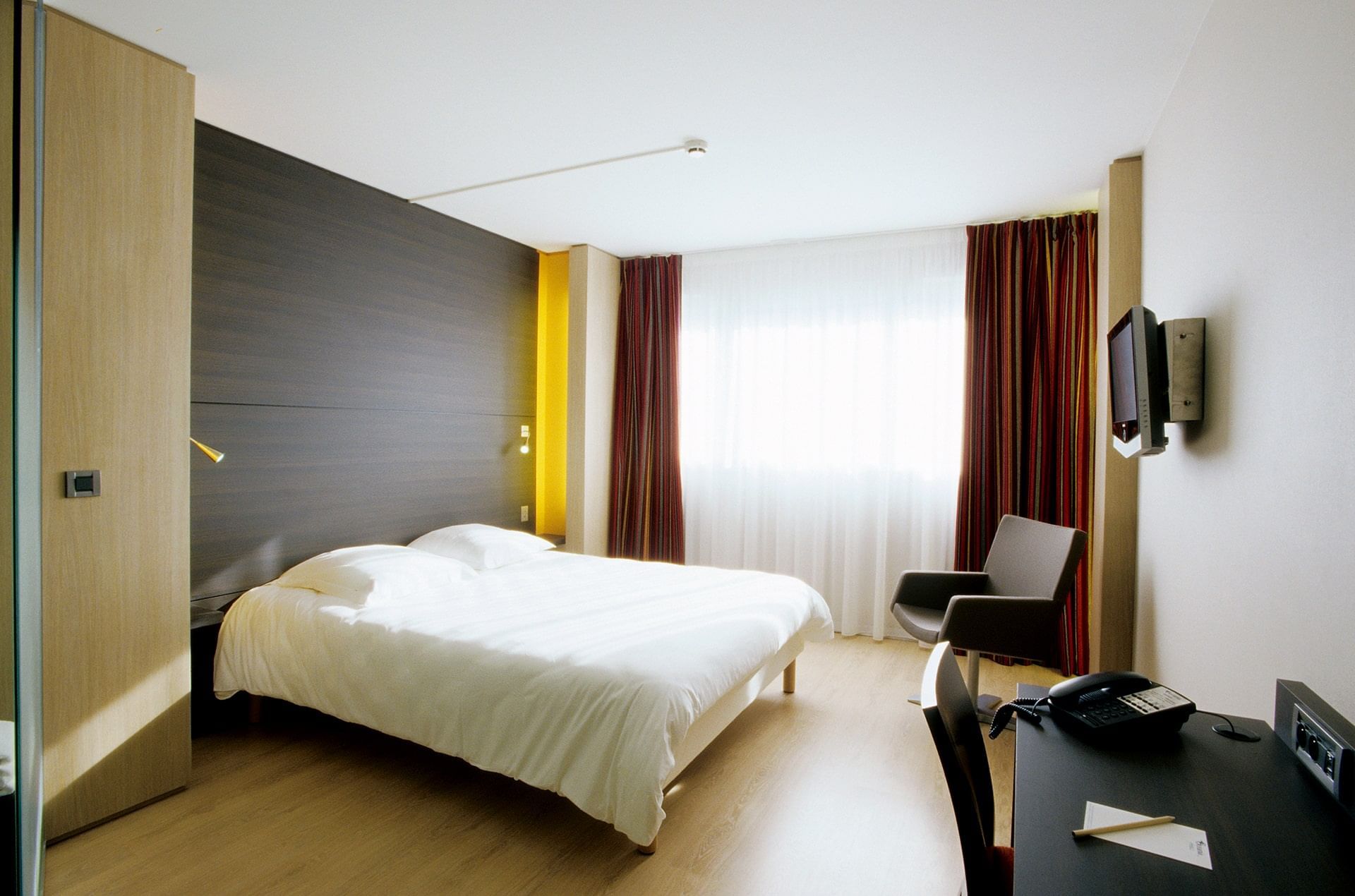 Lit king-size dans une chambre Supérieure à l'Oceania Quimper