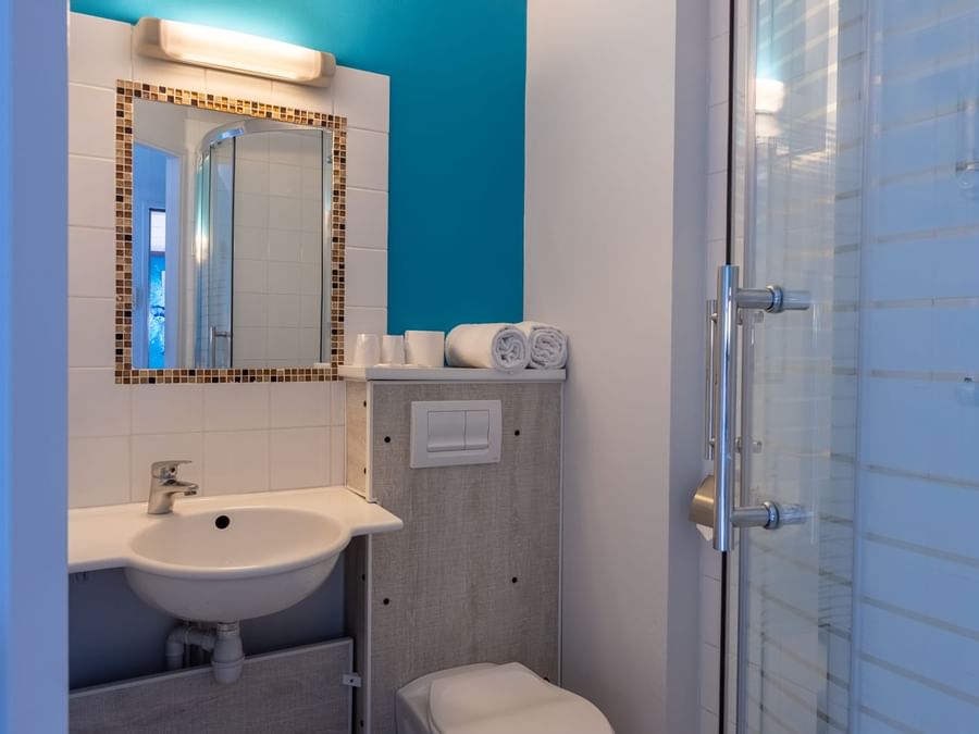 Bathroom shower & vanity area in a room at Hotel Innostar