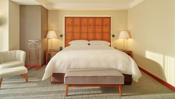 Deluxe Room featuring a King-sized Bed with bedside lamps at Grand Fiesta Americana