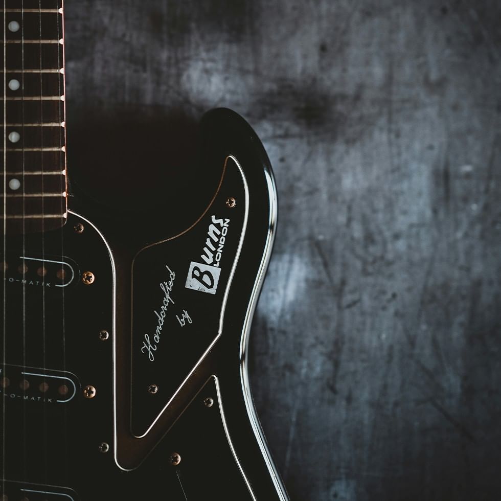 Chitarra elettrica nera con marchio 