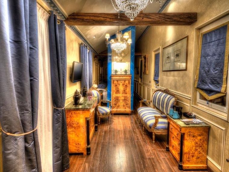 Suite royale luxueuse avec mobilier antique et lustres à l'Hôtel Villa Aultia à Ault.